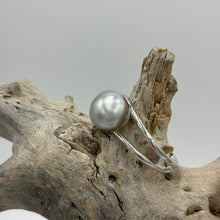 Load image into Gallery viewer, This split band ring features an Abrolhos Islands Australian South Sea Pearl set in 925 sterling silver and rhodium coated for a non tarnish finish. The pearl is button in shape, and 9.2mm in size and a pastel Grey Blue with Brown hues color . These pastel tones are typical of the pearls grown off the Abrolhols Islands of WA Size Q / 58 J3436