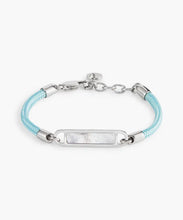Load image into Gallery viewer, Stunning new range of Ladies Stainless steel and nautical rope jewellery, hand made in Amsterdam and designed with strength to be worn 24/7
This stunning rope Mother of Pearl shell bracelet with Navy Blue rope and Silver fittings is the perfect bracelet for a touch of glowing shell teamed with the classy rope and durability of stainless steel setting around the pearl shell
One size
Also available in other colors
Mix and match or stack with other Pig and Hen bracelets 