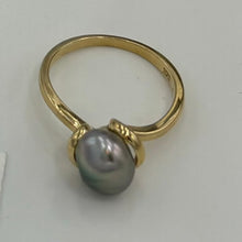 Load image into Gallery viewer, South Sea Cook Island 'keshi' pearl ring which features a stunning smooth shape seedless 'keshi' pearl , 7.2 x 9.2mm in size and smooth baroque in shape. This pearl is AAA grade and Peacock Greeb with Pink hues in color. It is set in 9ct Yellow Gold and is size 54 J3409