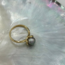 Load image into Gallery viewer, South Sea Cook Island 'keshi' pearl ring which features a stunning smooth shape seedless 'keshi' pearl , 7.2 x 9.2mm in size and smooth baroque in shape. This pearl is AAA grade and Peacock Greeb with Pink hues in color. It is set in 9ct Yellow Gold and is size 54 J3409
