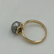 Load image into Gallery viewer, South Sea Cook Island 'keshi' pearl ring which features a stunning smooth shape seedless 'keshi' pearl , 7.2 x 9.2mm in size and smooth baroque in shape. This pearl is AAA grade and Peacock Greeb with Pink hues in color. It is set in 9ct Yellow Gold and is size 54 J3409