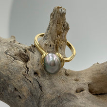 Load image into Gallery viewer, South Sea Cook Island 'keshi' pearl ring which features a stunning smooth shape seedless 'keshi' pearl , 7.2 x 9.2mm in size and smooth baroque in shape. This pearl is AAA grade and Peacock Greeb with Pink hues in color. It is set in 9ct Yellow Gold and is size 54 J3409