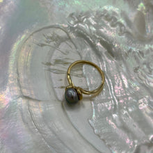 Load image into Gallery viewer, South Sea Cook Island 'keshi' pearl ring which features a stunning smooth shape seedless 'keshi' pearl , 7.2 x 9.2mm in size and smooth baroque in shape. This pearl is AAA grade and Peacock Greeb with Pink hues in color. It is set in 9ct Yellow Gold and is size 54 J3409