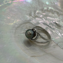Load image into Gallery viewer, This classic design ring features a split band of 925 sterling silver and is Rhodium coated for a non tarnish white gold look finish. It features a stunning natural Green with Blue hues Tahitian pearl, Button in shape and 9.2mm in size with High lustre Size 58 J3442