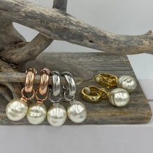 Load image into Gallery viewer, These stunning Huggie style 'Clip On' earrings feature a large detachable Shell pearl.
The pearls are Circle Drop shape, 13.5 x 16.5mm in size and Cream champagne in color.
These pearls are Faux and created from shell in resin
Available in Silver, Yellow gold or Rose gold look settings
See the photos below 