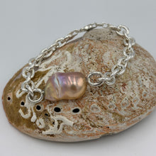 Load image into Gallery viewer, Chunky style Italian Belcher chain 925 Sterling Silver bracelet with a heavy duty parrot clasp.
This bracelet features a large Baroque 15 x 25mm natural Dusty Rose colour pearl.
It has been hand set into the chain for a solid and safe wear.
The length is 20cm but it could be shortened by attaching to one of the shorter links.