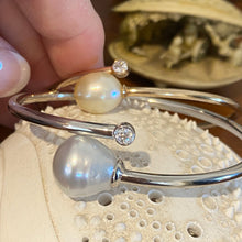 Load image into Gallery viewer, Rose gold plated over Sterling Silver solid bangle featuring a Champagne South Sea Pearl and a bezel set cubic zirconia at either end
This soothing natural Champagne color pearl is an Australian South Sea pearl, Drop in shape and 11.5 x 13.5mm in size. It has good lustre and light natural birthmarks
It is featured on this non tarnish wrap bangle
J3507