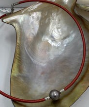 Load image into Gallery viewer, Leather necklace with tahitian south sea pearl