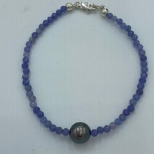 Load image into Gallery viewer, Tahitian pearl bracelet with faceted Tanzanite gemstones and a sterling silver peanut clasp. This stunning bracelet features a Tahitian pearl, round in shape, 9.2mm in size and beautiful 2mm Tanzanite beads. J3456