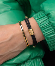 Load image into Gallery viewer, Stunning new range of Ladies Stainless steel and nautical rope jewellery, hand made in Amsterdam and designed with strength to be worn 24/7
This closed cuff is 4mm wide with a 1.4mm rope insert.
In stock now size S/M
Also available in other colors and sizes
Mix and match or stack with other bracelets like the Little Lewis in the photo here