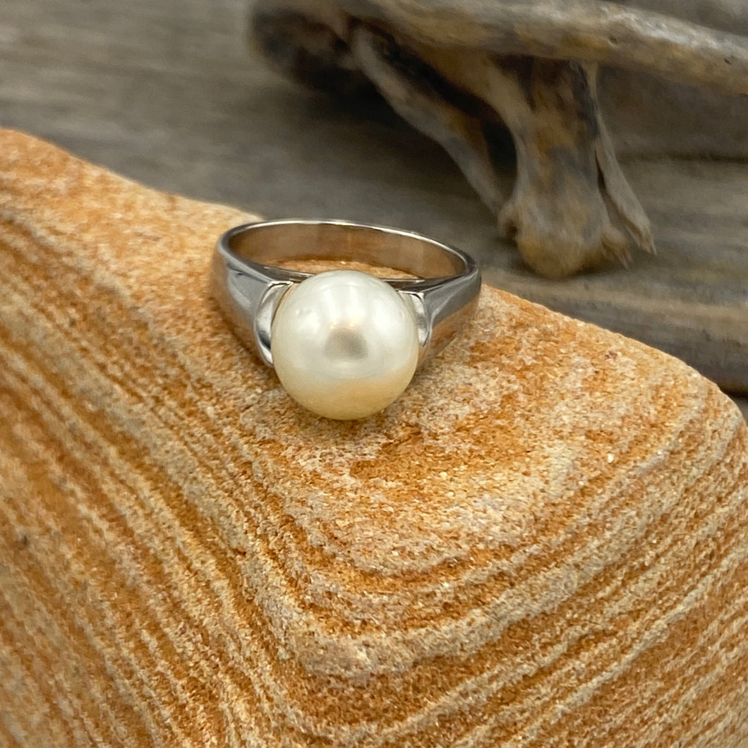 'Anthea' is an Australian South Sea Pearl ring with high shoulders and a sleek design for pearl protection and easy wear.

It features a Round 10.3mm pearl with white cream tones set on a 925 sterling silver ring that is rhodium coated for a non tarnish finish.

This pearl has Good lustre and light natural 'birthmarks'

Size N1/2

J3550
