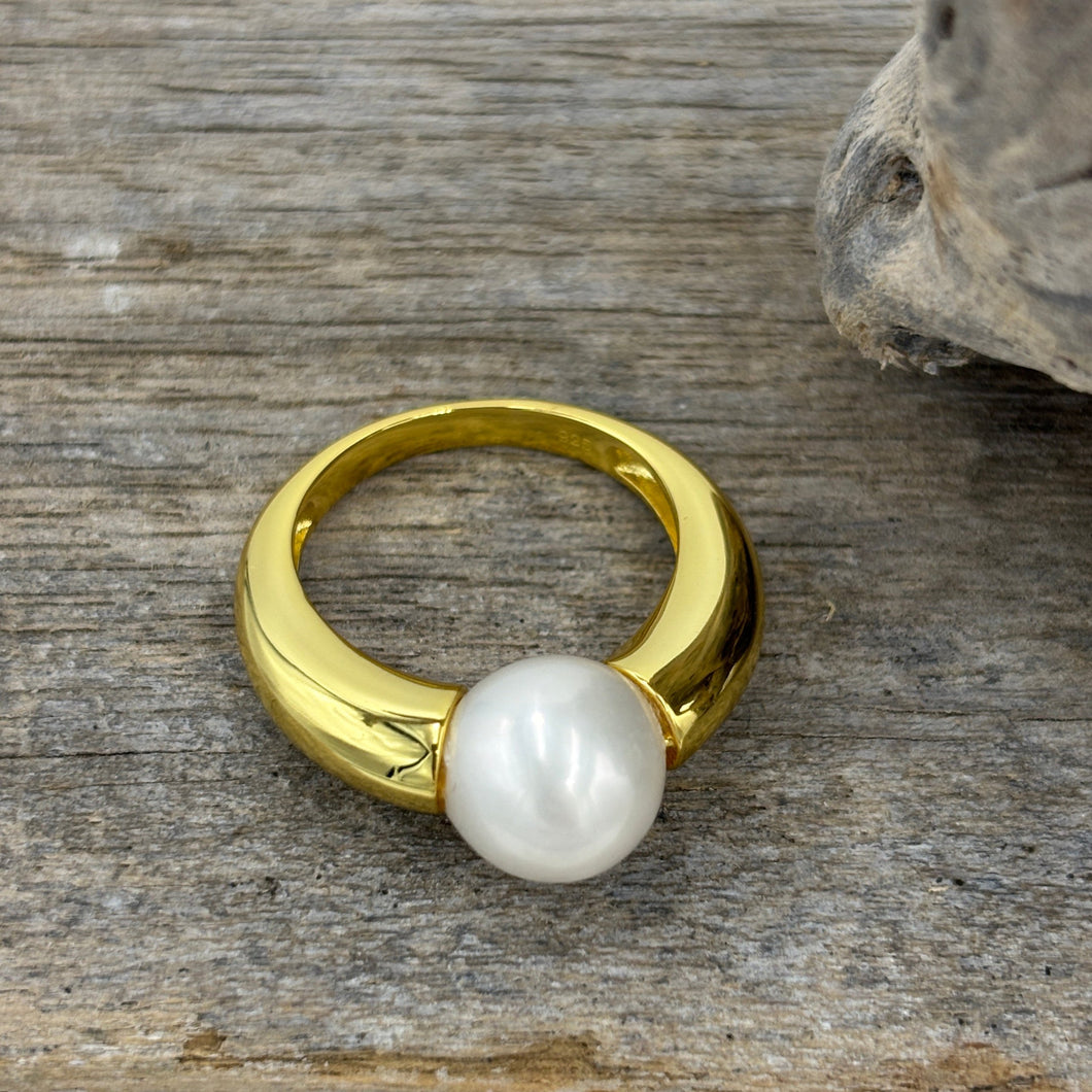 This classic design ring is 18ct Yellow gold plated over sterling silver and  features a 10mm White Round shape Freshwater pearl

Available in sizes 7 , 8 , and 9

Also available in silver 