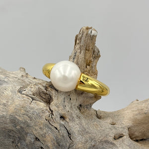 This classic design ring is 18ct Yellow gold plated over sterling silver and&nbsp; features a 10mm White Round shape Freshwater pearl

Available in sizes 7 , 8 , and 9

Also available in silver&nbsp;