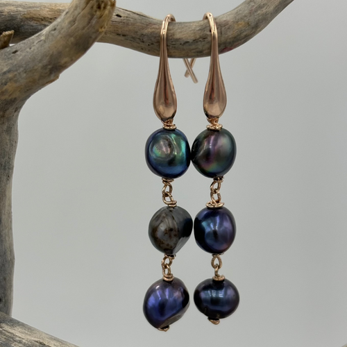18K Rose gold plated over sterling silver hooks featuring three stunning Black Freshwater Pearls and rose gold chain links.

Pearls measure approx. 10mm.

Total length from top to bottom is 60mm.