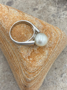 'Anthea' is an Australian South Sea Pearl ring with high shoulders and a sleek design for pearl protection and easy wear.

It features a Round 10.3mm pearl with white cream tones set on a 925 sterling silver ring that is rhodium coated for a non tarnish finish.

This pearl has Good lustre and light natural 'birthmarks'

Size N1/2

J3550