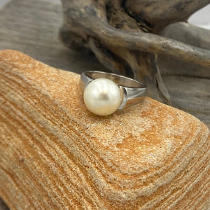 'Anthea' is an Australian South Sea Pearl ring with high shoulders and a sleek design for pearl protection and easy wear.

It features a Round 10.3mm pearl with white cream tones set on a 925 sterling silver ring that is rhodium coated for a non tarnish finish.

This pearl has Good lustre and light natural 'birthmarks'

Size N1/2

J3550