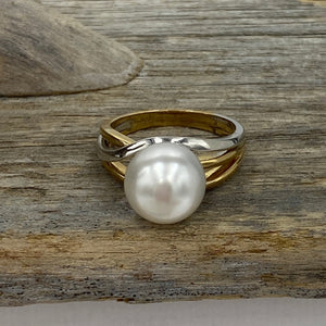 Lucinda is our stunning Australian South Sea pearl ring This ring is set in a two tone setting of 9ct White Gold and 9ct Yellow Gold.  It features a Round shape pearl, 10.3mm in size and White with a Silver hues in color, AAA grade  Size N (54)  J3100