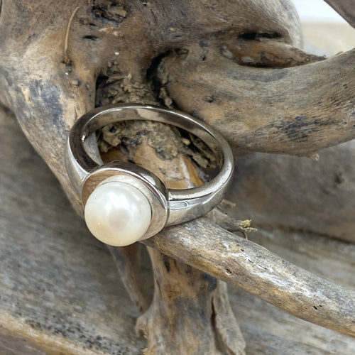 This classic design ring is  sterling silver and  features a 8mm White Button shape Freshwater pearl

Available in sizes 54 (N or 7), 56 (O1/2 or 8) and 58 (Q 81/2)