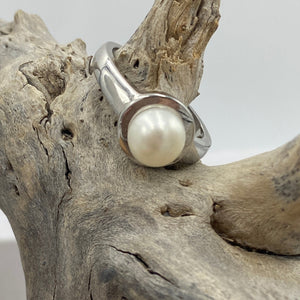 This classic design ring is&nbsp; sterling silver and&nbsp; features a 8mm White Button shape Freshwater pearl

Available in sizes 54 (N or 7), 56 (O1/2 or 8) and 58 (Q 81/2)