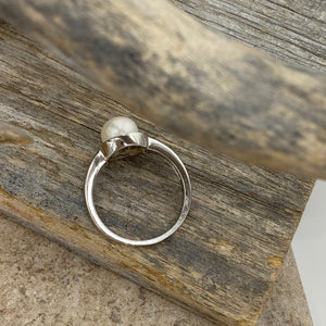 This classic design ring is&nbsp; sterling silver and&nbsp; features a 8mm White Button shape Freshwater pearl

Available in sizes 54 (N or 7), 56 (O1/2 or 8) and 58 (Q 81/2)