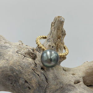 This ring is stunning in its simplicity.  It features a Tahitian South Sea pearl,&nbsp; Round in shape, and 9.5mm in size.  It is Peacock Green in color, AAA grade and set in a 9ct Yellow Gold ring band.  Size L&nbsp;&nbsp;  J3097