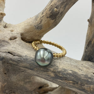 This ring is stunning in its simplicity.  It features a Tahitian South Sea pearl,&nbsp; Round in shape, and 9.5mm in size.  It is Peacock Green in color, AAA grade and set in a 9ct Yellow Gold ring band.  Size L&nbsp;&nbsp;  J3097