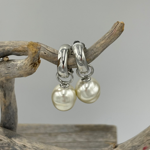 These stunning Huggie style 'Clip On' earrings feature a large detachable Shell pearl.

The pearls are Circle  Drop shape, 13.5 x 16.5mm in size and Cream champagne in color.

These pearls are Faux and created from shell in resin

Available in Silver, Yellow gold or Rose gold look settings

See the photos below 