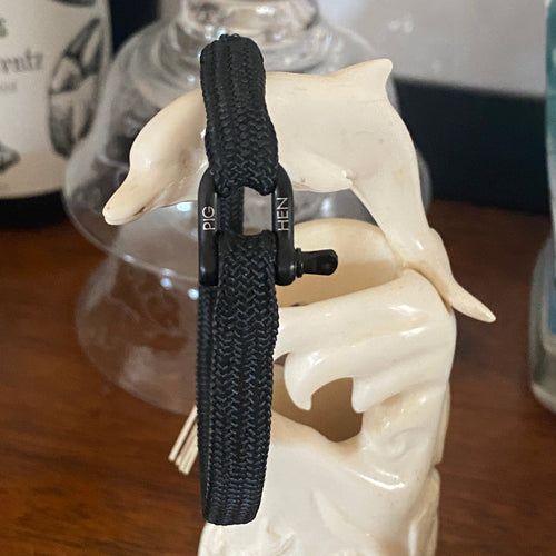 Stunning new range of Men's Stainless steel and nautical rope jewellery, hand made in Amsterdam and designed with strength to be worn 24/7

Black 7mm flat rope with Black 3mm D-shackle

In stock now size L

Also available in other colors and sizes 