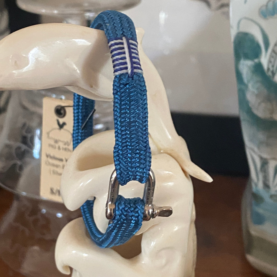 Stunning new range of Men's Stainless steel and nautical rope jewellery, hand made in Amsterdam and designed with strength to be worn 24/7

Ocean Blue 7mm flat rope with Silver 3mm D-shackle

In stock now size SM

Also available in other colors and sizes 