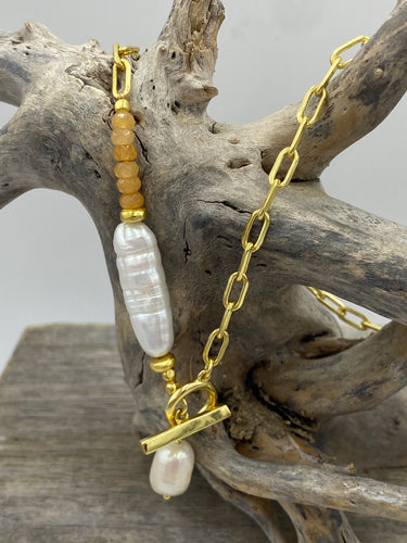 Stunning 4.5mm Peach Quartz facetted bead and 18ct gold plated over Sterling Silver link chain necklace, 40cm in  length.   This stunning necklace features a white baroque shaped freshwater pearl, 8 x 12mm at the centre T bar circle. As well as a white Biwa pearl 8.5 x 25mm at the T bar end.