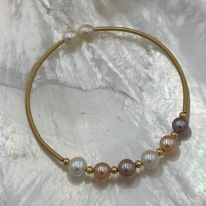 14ct Gold plated Sterling silver wire wrap bracelet featuring a mix of 6 natural white, pink and lavender hue freshwater pearls, round shaped, 7mm in size and 2 smaller white pearls 5.9mm on ends.