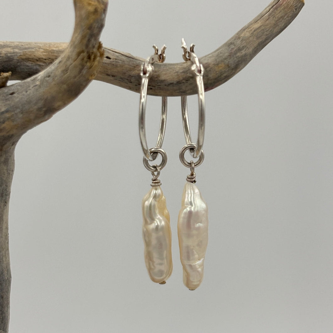 These stunning Biwa pearl earrings feature white drop Biwa pearls on 925 sterling silver hoop earrings.

The pearls measure 23mm x 7mm.