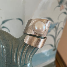 Load image into Gallery viewer, &#39;Twist&#39; Silver Freshwater Pearl Ring

