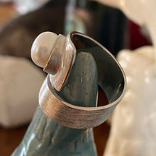 Load image into Gallery viewer, &#39;Twist&#39; Silver Freshwater Pearl Ring
