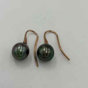 9ct Rose Gold hook earrings featuring Tahitian Drop shaped Pearls, Natural Aubergine in colour.  These Pearls are 10.3 x 11.5mm in size  J3209