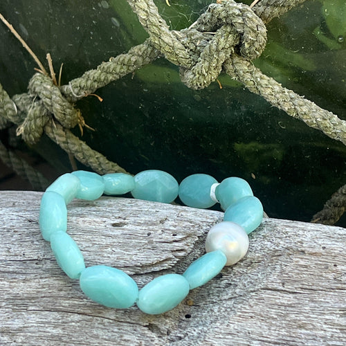 <p>Stunning Amazonite bracelet featuring a white Australian South Sea Pearl</p> <p>Pearl is circle drop in shape, and is 11.2 x 12.5mm in size and white in colour</p> <p>The Amazonite beads are flat oval facetted and are 10 x 16mm in size</p> <p>This bracelet is easy to slip on and off as it's made on elastic</p> <p>J3360</p>