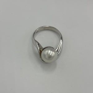 Australian South Sea Pearl ring,&nbsp;925 sterling silver twist design featuring a beautiful White 10.3mm Button pearl.    Size N/ 54  J3254