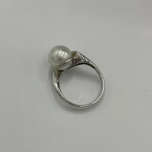 Australian South Sea Pearl ring,&nbsp;925 sterling silver twist design featuring a beautiful White 10.3mm Button pearl.    Size N/ 54  J3254