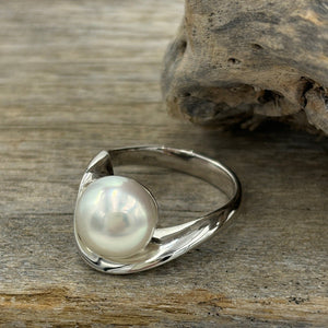 This gorgeous design ring is 925 sterling silver with a twist feature.  It holds an Australian South Sea Pearl, Button in shape, 10.3mm in size and White in color  Size N/ 54  J3254