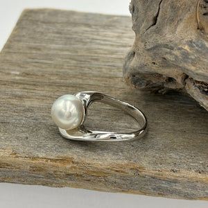 Australian South Sea Pearl ring,&nbsp;925 sterling silver twist design featuring a beautiful White 10.3mm Button pearl.    Size N/ 54  J3254