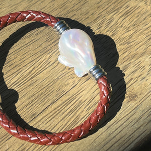 <p>'Pam B' is a braided leather bracelet featuring a white Baroque Freshwater Pearl</p> <p>The pearl is baroque shape, 20 x 25mm in size and is white with pink hues in colour</p> <p>This bracelet is made out of braided brown leather and a stainless steel magnetic clasp</p>