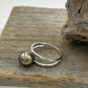 This ring features a Fijian South Sea Pearl set in 925 sterling silver and rhodium coated for a non tarnish finish.  The pearl is semi Round in shape, 10mm in size, AAA grade and rich chocolate in colour.    Size R1/2 / 60  J3432