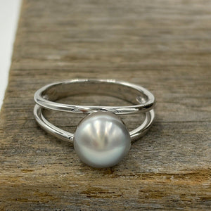 This split band ring features an Abrolhos Islands Australian South Sea Pearl set in 925 sterling silver and rhodium coated for a non tarnish finish.  The pearl is button in shape,&nbsp; and 9.2mm in size and a pastel Grey Blue with Brown hues color . These pastel tones are typical of the pearls grown off the Abrolhols Islands of WA  Size Q / 58  J3436