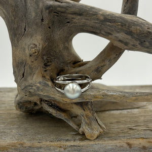 This split band ring features an Abrolhos Islands Australian South Sea Pearl set in 925 sterling silver and rhodium coated for a non tarnish finish.  The pearl is button in shape,&nbsp; and 9.2mm in size and a pastel Grey Blue with Brown hues color . These pastel tones are typical of the pearls grown off the Abrolhols Islands of WA  Size Q / 58  J3436