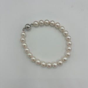 Stunning Akoya pearl strand bracelet, high lustre, and white with pink hues in color  This bracelet features twenty three round pearls, 7mm- 7.5mm,&nbsp; with a 9ct white gold traditional ball clasp.  It is 19cm including the clasp  J3396