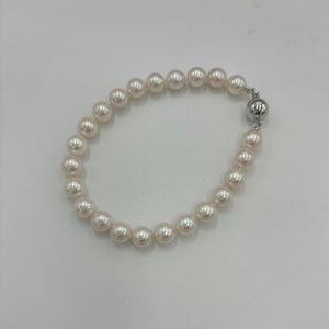 Stunning Akoya pearl strand bracelet, high lustre, and white with pink hues in color  This bracelet features twenty three round pearls, 7mm- 7.5mm,&nbsp; with a 9ct white gold traditional ball clasp.  It is 19cm including the clasp  J3396