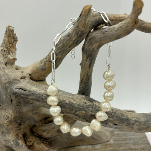 A classic chain and pearl bracelet featuring white rice pearls 6 x 9mm pearls with a Sterling Silver or 18k gold plated link chain.  The overall length is 21cm at longest and adjustable to shorten