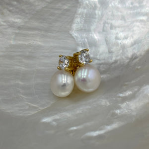 These fabulous stud style earrings are made of 18K gold plated 925 sterling silver. They feature a claw set cubic zirconia with a button shape white freshwater pearl.

The pearls measure 10mm.