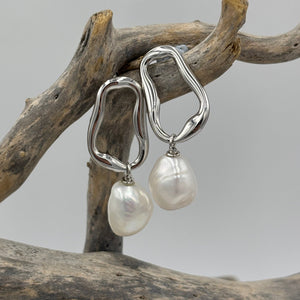 The 'Linked Gem' 925 Sterling Silver Earrings feature lustrous Freshwater Pearls on abstract silver hoops.

Stud fitting with overall measurement: 37 x 14mm
Pearl size: 10-12mm