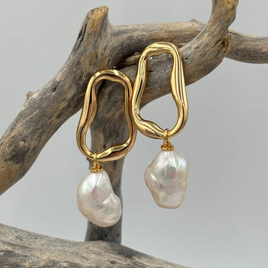 The 'Linked Gem' 18K Gold Plated Sterling Silver Earrings feature lustrous Freshwater Pearls on abstract gold hoops.

Stud fitting with overall measurement: 37 x 14mm
Pearl size: 11mm